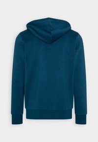 Sudadera con capucha de color azul marino, con una textura suave, mangas largas y puños y bajo acanalados. Presenta una capucha redondeada en la parte posterior.