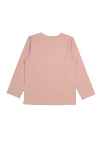 Langarmshirt aus weichem rosa Baumwollstoff. Mit Rundhalsausschnitt und einem Etikett an der unteren linken Seite. Glatte Textur, schlichtes Design.