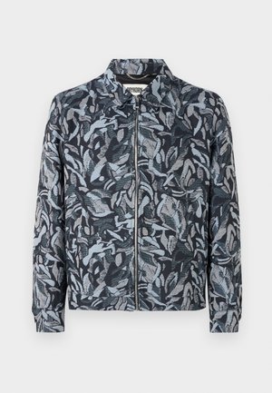 Strukturierte Jacke mit dunklem Hintergrund, versehen mit einem blauen und grauen Blattmuster, Frontreißverschluss und klassischem Kragendesign.