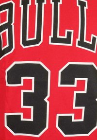 Mitchell & Ness SCOTTIE PIPPEN #33 CHICAGO BULLS RED NBA NAME AND NUMBER  - Camiseta estampada - rot