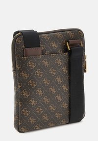 Hnědá kožená crossbody taška s vzorem, zlaté kovové detaily, zipové zapínání, nastavitelné rameno a embosované logo. Čtvercový tvar, hladká textura.
