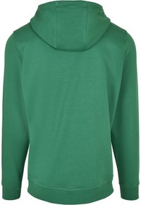 Zelená mikina s kapucí a dlouhými rukávy, vyrobená z měkkého materiálu. Jednoduchý design, žebrované manžety a lem, bez dalších prvků.