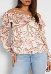 Top floreale a spalle scoperte in tessuto leggero con stampa floreale rosa e marrone, scollo arricciato e maniche lunghe con polsini arricciati.