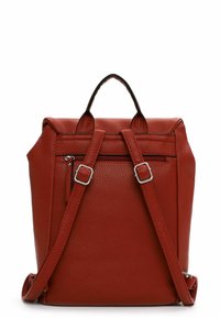 Roter Leder-Rucksack mit strukturierter Oberfläche, doppelten oberen Griffen, verstellbaren Trägern und einer vorderen Reißverschlusstasche. Kompakte, strukturierte Form.