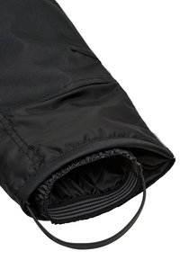 Schwarzer Stoffärmel mit elastischem Kordelzug, der eine glatte Textur und ein minimalistisches Design aufweist. Kleine Tasche auf der Außenseite sichtbar.
