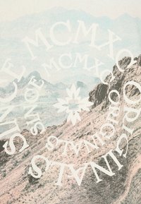 Texturovaná tkanina zobrazuje pastelovou krajinu hor s bílou typografií, která uvádí "MCMXC Originální od" a dekorativní sněhovou vločku.