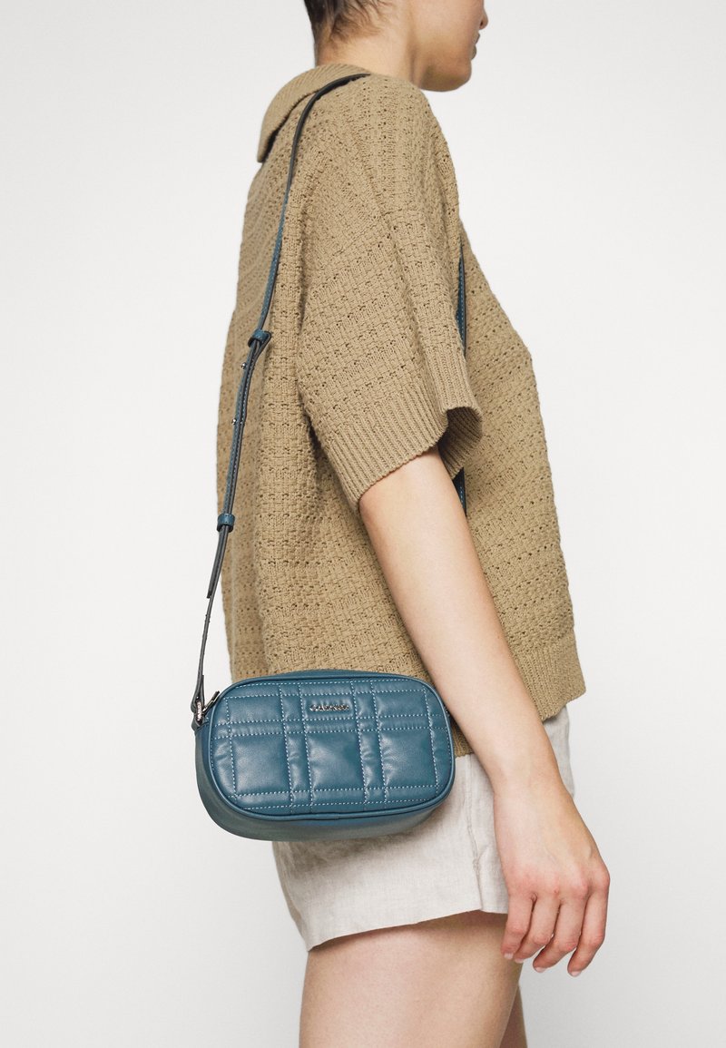 Calvin Klein TOUCH CAMERA BAG Sac bandoulière teal ocean/vert