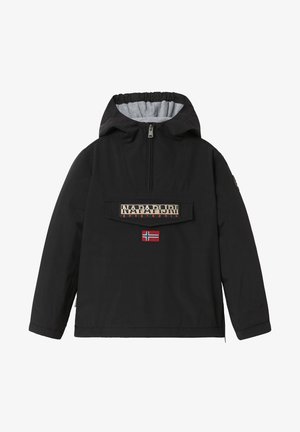 Czarna kurtka z kapturem, z zamkiem błyskawicznym z przodu, dużą klapą kieszeni oznaczoną napisem "Napapijri geographical" oraz małą naszywką z norweską flagą poniżej.