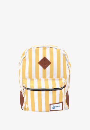 Rucksack mit vertikalen gelben und weißen Streifen, braunem Leder-Ankeremblem, kleiner Vorderreißverschluss-Tasche und einem Etikett mit Anker-Logo.