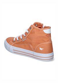 Orangene Leinenschuhe im High-Top-Design mit weißen Schnürsenkeln und Gummisohle. Verfügt über ein kleines weißes Logo und gestreifte Akzente an der Basis.