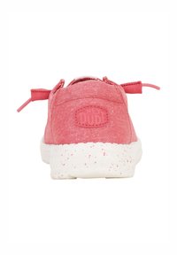 Rote Canvas-Slipper mit strukturiertem Finish, weiß gepunkteter Sohle und Zuglaschen an der Rückseite. Mit einem geprägten Markenlogo an der Ferse.