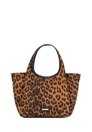 Tote bag met grote ronde handvatten, bedekt met een bruin-zwart luipaardprint, voorzien van een rechthoekig merkembleem aan de voorkant.