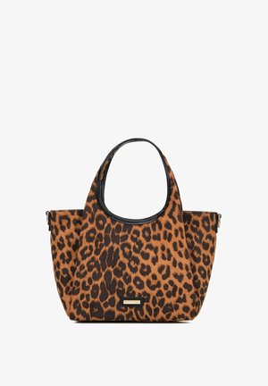 Bolso tote con grandes asas circulares, cubierto con estampado de leopardo en tonos marrón y negro, con una etiqueta rectangular de la marca en el frente.