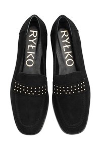 Czarne zamszowe mokasyny z płaską podeszwą, z dekoracyjną taśmą wykończoną złotymi ćwiekami na górze. Widoczne logo wewnątrz.