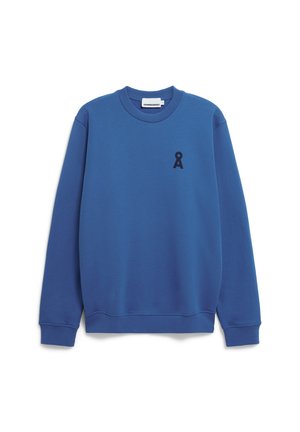 Blaues Sweatshirt aus weichem Stoff. Verfügt über einen runden Ausschnitt, lange Ärmel und ein kleines schwarzes Logo auf der linken Brust. Glatte Textur.
