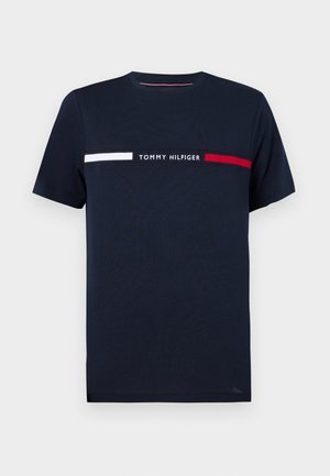 Marineblauwe katoenen t-shirt met korte mouwen, voorzien van witte en rode horizontale strepen en de tekst "TOMMY HILFIGER" in het midden. Klassieke ronde halsontwerp.