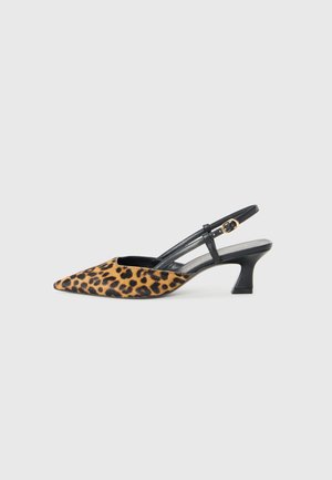 Tacchi slingback leopardati con punta affusolata, con cinturino nero e fibbia dorata su uno sfondo grigio chiaro.