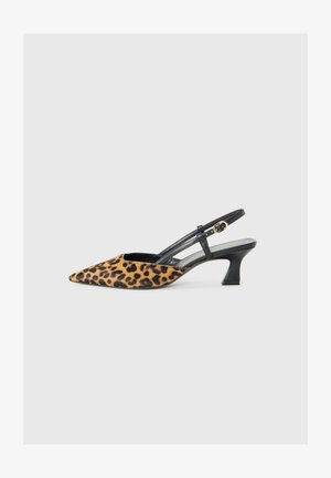 Tacchi slingback leopardati con punta affusolata, con cinturino nero e fibbia dorata su uno sfondo grigio chiaro.