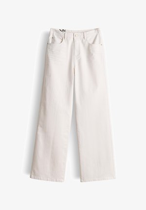 Off-white wijde jeans met voorste knoop, ceintuurlussen en zakken, gepresenteerd tegen een effen witte achtergrond.