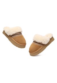 Tanfarbene Wildlederschuhe mit cremefarbener Kunstfellfütterung und einem strukturierten braun-weißen Musterband. Dicke Gummisohle mit Wellenmuster.