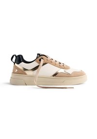 Sneaker beige e bianco con accenti neri, materiali in suede e sintetici, lacci piatti e suola testurizzata. Presenta un dettaglio metallico sul lato.