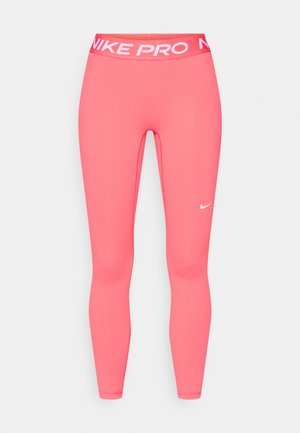 Leggings rosa realizzati in tessuto elasticizzato, con un logo bianco "NIKE PRO" sull'elastico in vita e un piccolo swoosh Nike bianco sulla gamba inferiore.