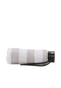 Parapluie compact avec une housse en tissu rayé gris et blanc. Il dispose d'une poignée noire et d'une sangle pour un transport facile.