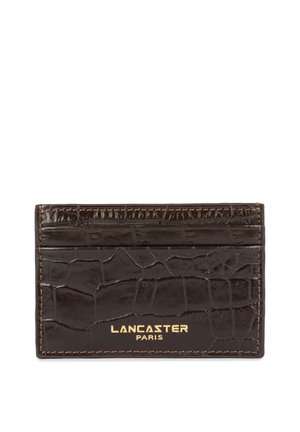 Porte-cartes en cuir brun foncé à texture crocodile avec trois emplacements pour cartes et logo doré "Lancaster Paris" sur le devant.