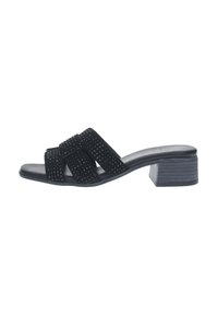 Sandal in pelle nera con tre cinturini testurizzati decorati con borchie, un tacco basso e una soletta in pelle liscia.