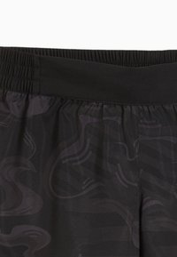 Μαύρη ελαστική μέση με μαύρο σορτς υφάσματος που εμφανίζει διακριτικά αφηρημένα σκούρα γκρι σχέδια σε σ χήμα στροβίλου και ρίγες.