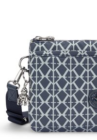 Borsa a tracolla geometrica navy con hardware argentato, dotata di un charm, chiusura con zip e una tracolla staccabile per maggiore versatilità.