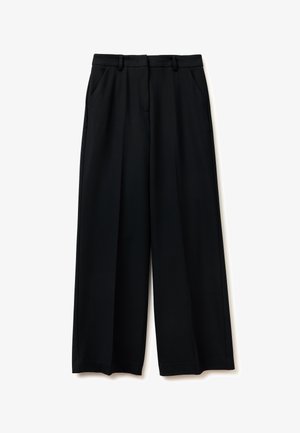 Schwarze weite Hosen mit glatter Textur, ausgestattet mit zwei seitlichen Taschen und Faltendetails. Hergestellt aus einem leichten, fließenden Stoff.