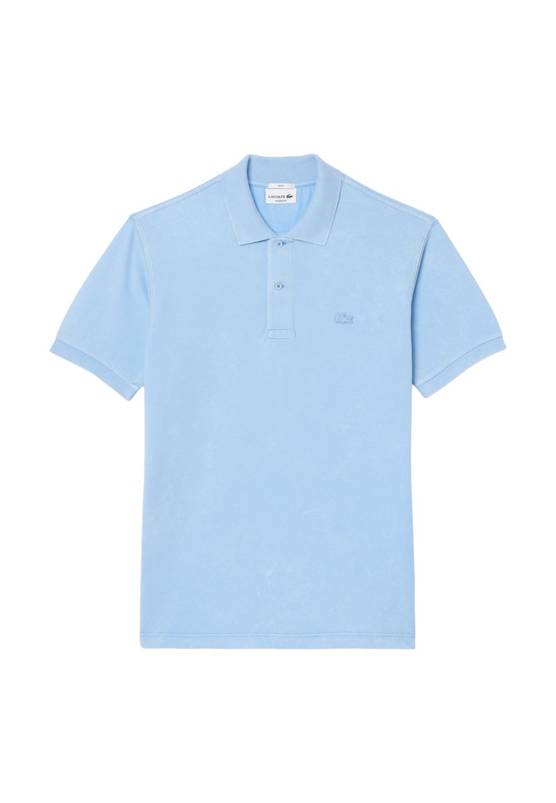 Jasnoniebieska koszulka polo wykonana z miękkiego materiału, z klasycznym kołnierzykiem, dwoma guzikami i małym haftowanym logo na piersi.