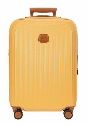 Gelber Hartschalenkoffer mit braunem Griff und vier Rollen, mit einem kleinen braunen Lederlogo in der Mitte.