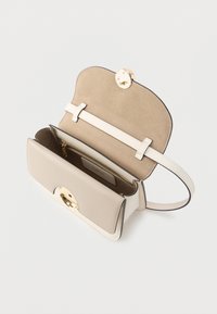 Μπεζ δερμάτινη τσάντα χειρός με χρυσά μεταλλικά στοιχεία, δομημένο σχήμα, έναν μονό ιμάντα ώμου και εσωτερικό επένδυση από σουέτ με τσέπη με φερμουάρ.