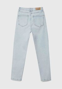 Ljus tvättade denimjeans liggande platt, visade från baksidan med två bakfickor och en brun varumärkesetikett på midjebandet.