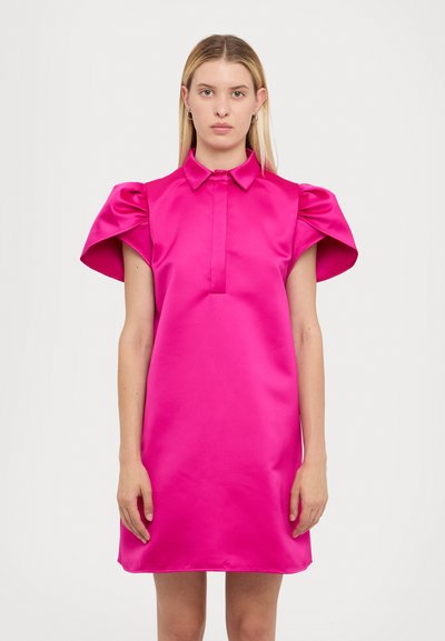 Rochie din satin roz cu guler, mâneci scurte cu volane și închidere frontală ascunsă; textură netedă și croială lejeră.