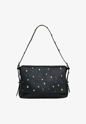 Borsa a spalla in pelle nera con borchie rotonde argentate sparse sulla patta frontale e tracolla regolabile con borchie abbinate.