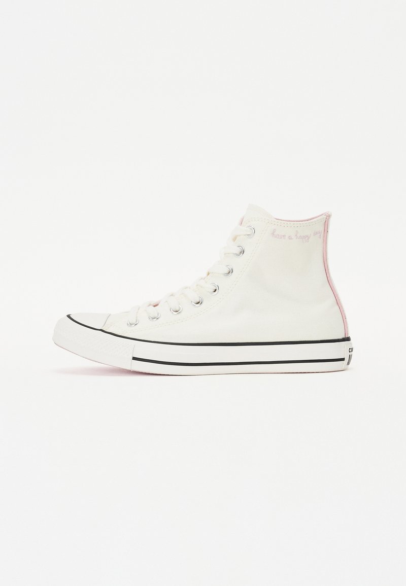 Fehér, rózsaszín részletekkel díszített magas szárú vászon sneaker, gumitalppal, fekete csíkkal az talpán és fűzőlyukakkal ellátott fűzőzárral.