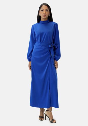 Langærmet, blå satin kjole med høj hals, bindedetalje i taljen og sideslids. Glat tekstur og flydende design.