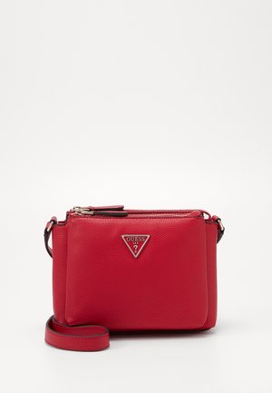Sac bandoulière rouge en cuir texturé avec fermeture éclair argentée et logo Guess sur le devant, doté d'une sangle d'épaule ajustable.