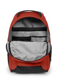 Zaino rosso e nero con interni grigi. Presenta scomparti multipli, tasche in rete e chiusure a zip per un'organizzazione ottimale.