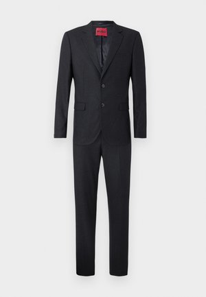 Juodas kostiumas, turintis dviejų mygtukų švarką su išpjauta apykakle ir derančiais kelniais. Pagamintas iš švelnios medžiagos su nedideliu blizgesiu.