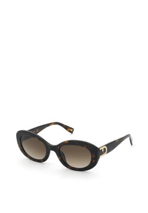 Lunettes de soleil ovales en écaille de tortue avec des verres dégradés foncés et des accents métalliques dorés près des charnières.