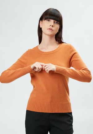 Rostfarbener Pullover mit rundem Halsausschnitt, langen Ärmeln und gerippten Bündchen und Saum. Hergestellt aus einem weichen, strukturierten Stoff.