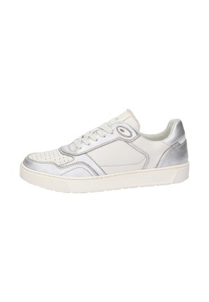 Sneaker blanche avec des accents argentés, en cuir et matériaux synthétiques, pointe perforée, lacets ronds, semelle plate en caoutchouc et détail de logo sur le côté.