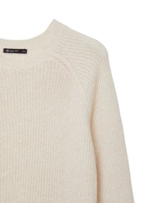 Hellbeige Pullover mit Rippstruktur, Rundhalsausschnitt und Raglanärmeln. Hergestellt aus einem weichen Strickmaterial. Markenlabel sichtbar.