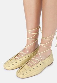 Non sélectionné, butter yellow