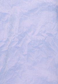 Tessuto azzurro chiaro stropicciato con una consistenza morbida, che mostra varie sfumature e sottili variazioni di colore sulla superficie.