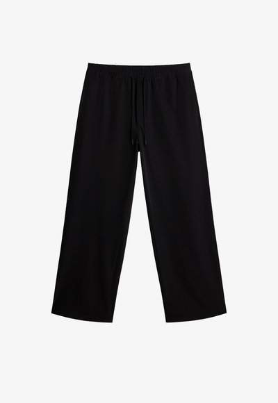Pantalones anchos negros hechos de una tela suave, con cintura elástica y cordón ajustable. Sin patrones ni acentos distintivos.